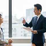 人材育成で褒めるのは効果的？｜失敗する褒め方3選と、成果につながる正しい褒め方